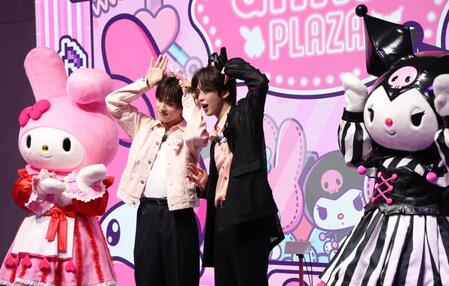 　ポーズを決めるＪＯ１・川西拓実（左）と河野純喜（撮影・佐々木彰尚）