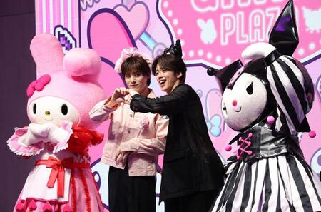 　ポーズを決めるＪＯ１・川西拓実（左）と河野純喜（撮影・佐々木彰尚）