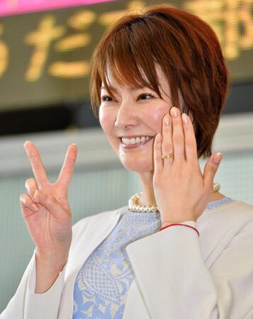 交際２カ月のスピード婚。笑顔で指輪を見せる遠野なぎこさん＝２０１４年５月