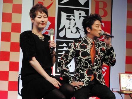 　坂上忍（右）と授賞式に登場した遠野なぎこさん。左手には指輪が光る＝２０１４年１１月