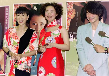 「海は見ていた」舞台あいさつに出席した遠野なぎこさん（中央、撮影当時は遠野凪子）＝２００２年４月