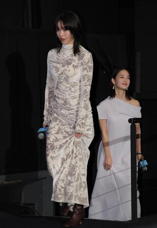 　登壇する、唐田えりか（手前）と剛力彩芽（撮影・吉澤敬太）