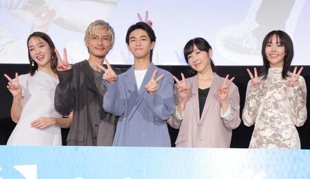 　ピースする（左から）剛力彩芽、高良健吾、原田琥之佑、麻生久美子、唐田えりか（撮影・吉澤敬太）