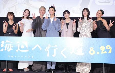 　ピースする（左から）横浜聡子監督、剛力彩芽、高良健吾、原田琥之佑、麻生久美子、唐田えりか、菅原小春（撮影・吉澤敬太）