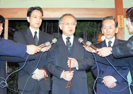 父の十三代目片岡仁左衛門の死に兄弟の結束を誓う片岡孝夫（現、十五代目仁左衛門）、片岡我當さん、片岡秀太郎さん（左から）＝１９９４年３月