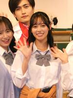 　笑顔で手を振る大槻理子