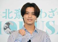 　記者発表会に登場した高橋海人