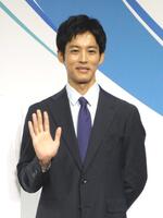 　写真に応じる松坂桃李