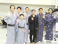 　（左から）中村七之助、中村勘太郎、中村長三郎、中村勘九郎、野田秀樹氏、松本幸四郎、市川染五郎