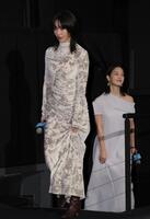 　登壇する、唐田えりか（手前）と剛力彩芽（撮影・吉澤敬太）