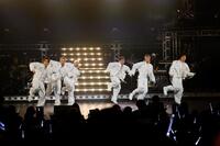 　ステージで暴れ回ったＤＡ　ＰＵＭＰの（左から）ＫＥＮＺＯ、Ｕ－ＹＥＡＨ、ＩＳＳＡ、ＫＩＭＩ、ＴＯＭＯ、ＹＯＲＩ