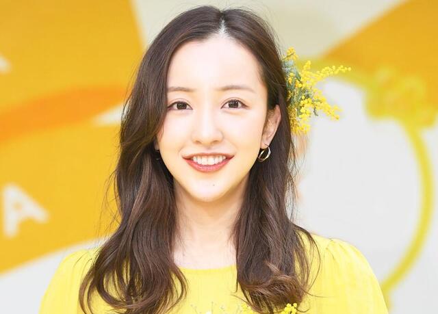 1児ママ板野友美34歳「夏はキャミドレス一択！」着用の大量キス柄