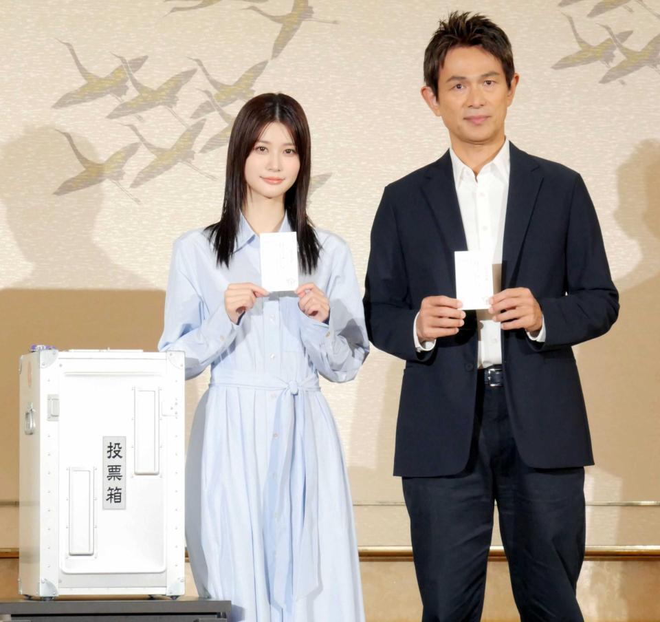 　生見愛瑠（左）と江口洋介