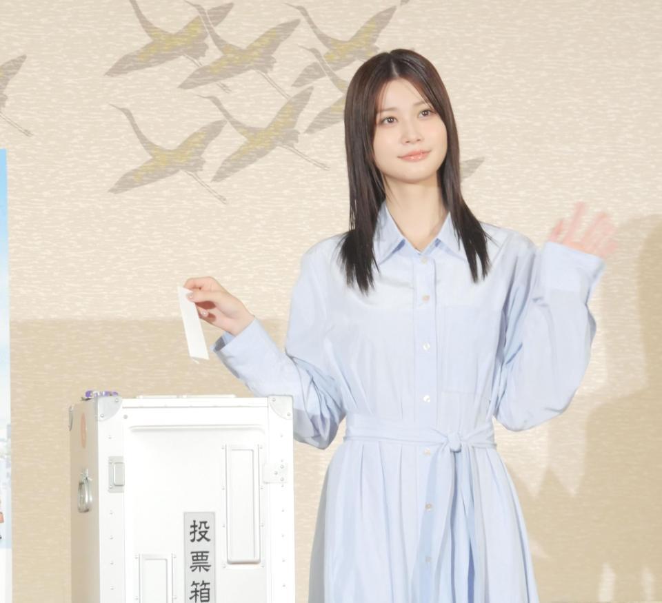 　投票のデモンストレーションを行った生見愛瑠