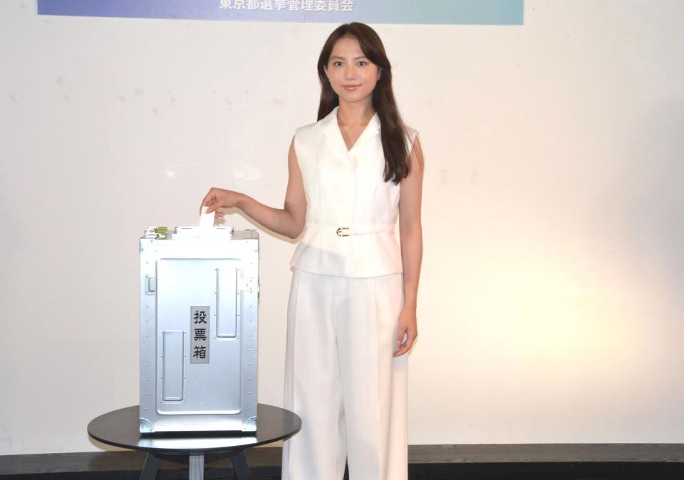 　「参議院議員選挙啓発イベント」で模擬投票する清原果耶