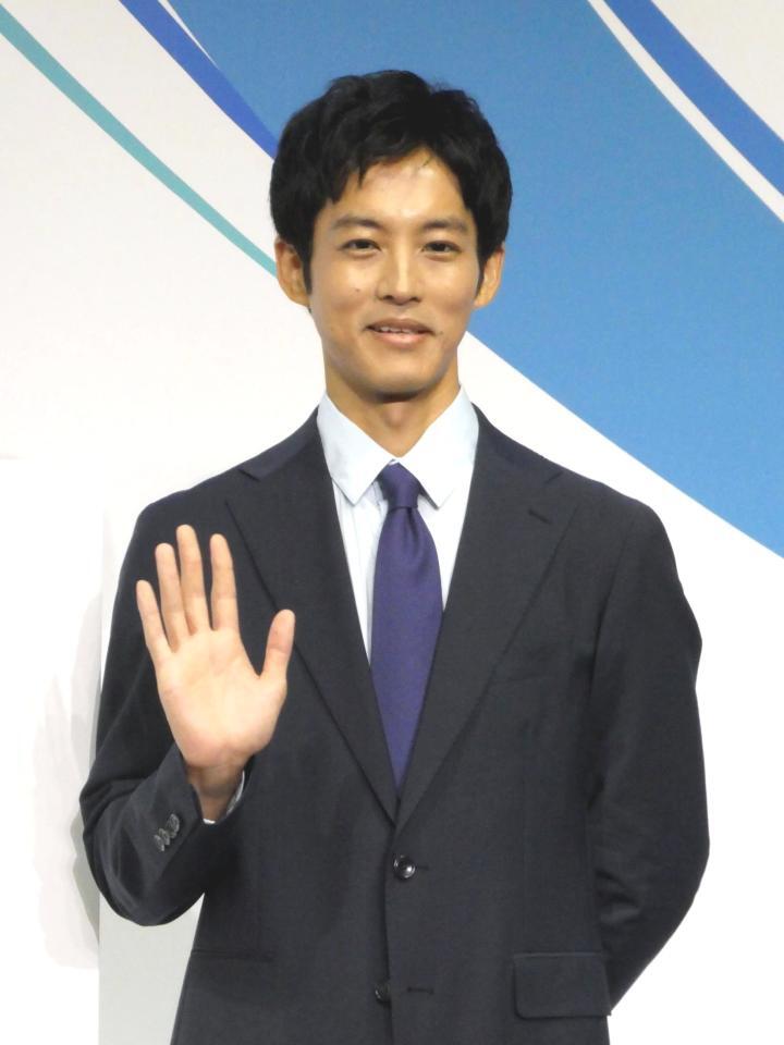 　写真に応じる松坂桃李