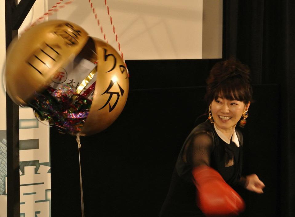 「偽りの自分」と書かれたくす玉をパンチで割る遠野なぎこさん＝２０１２年５月