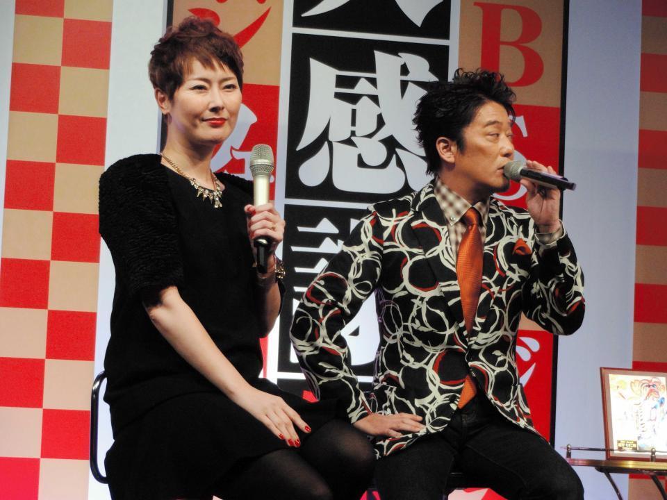 　坂上忍（右）と授賞式に登場した遠野なぎこさん。左手には指輪が光る＝２０１４年１１月