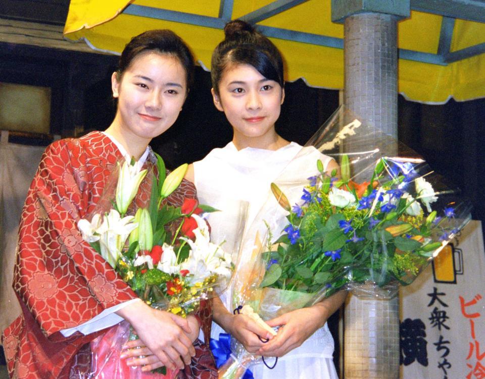 　朝ドラのバトンタッチセレモニーに出席した遠野凪子さん（左）と竹内結子さん＝１９９９年８月