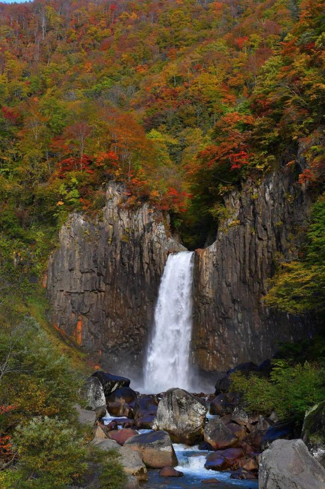 　日本の滝１００選に選ばれた苗名滝