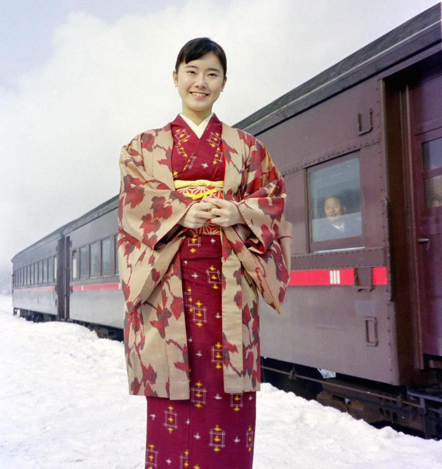 朝ドラ「すずらん」のロケ地で取材に応じる遠野なぎこさん（撮影当時は遠野凪子）＝１９９８年１２月