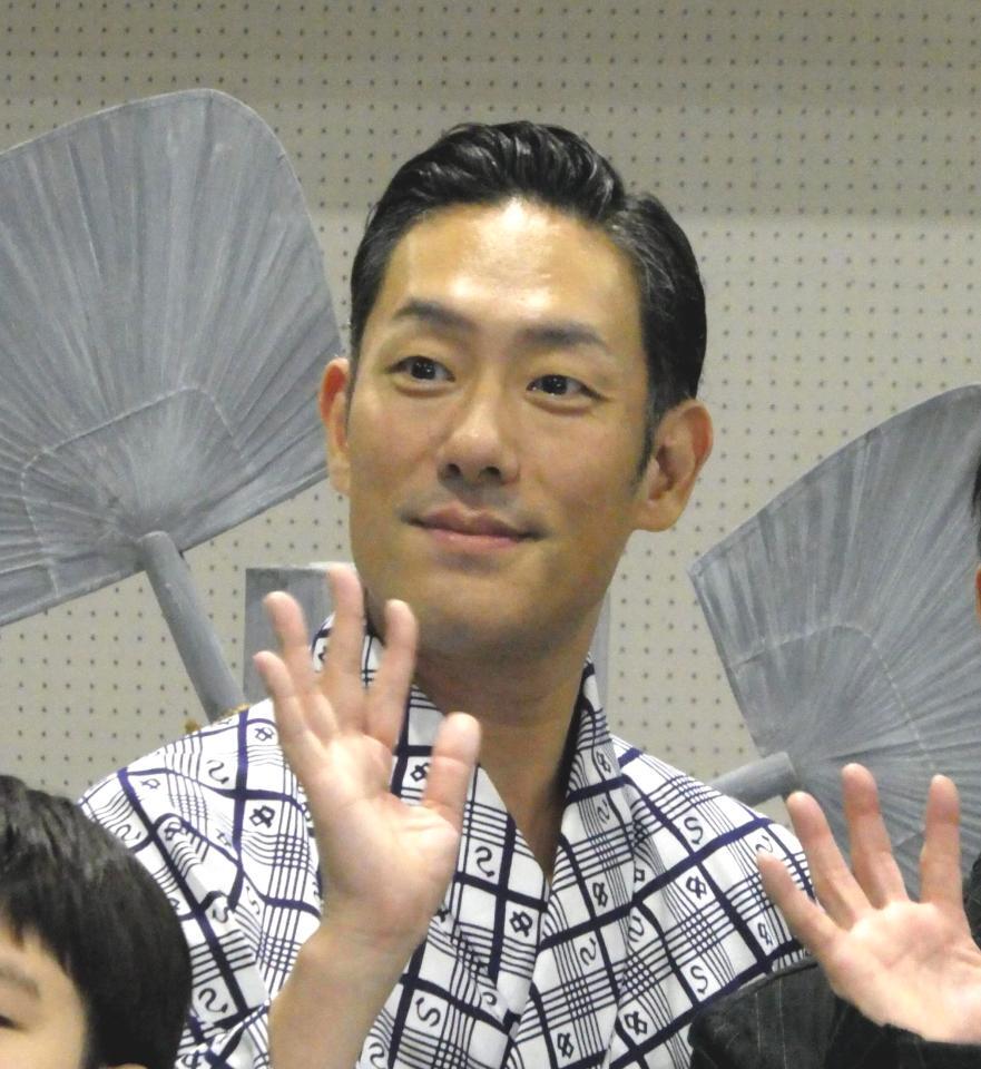 　写真に応じる中村勘九郎