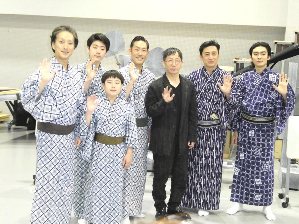 　（左から）中村七之助、中村勘太郎、中村長三郎、中村勘九郎、野田秀樹氏、松本幸四郎、市川染五郎