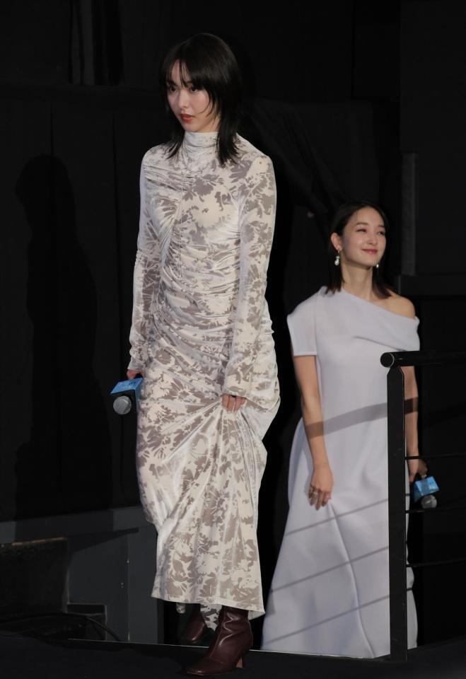 　登壇する、唐田えりか（手前）と剛力彩芽（撮影・吉澤敬太）