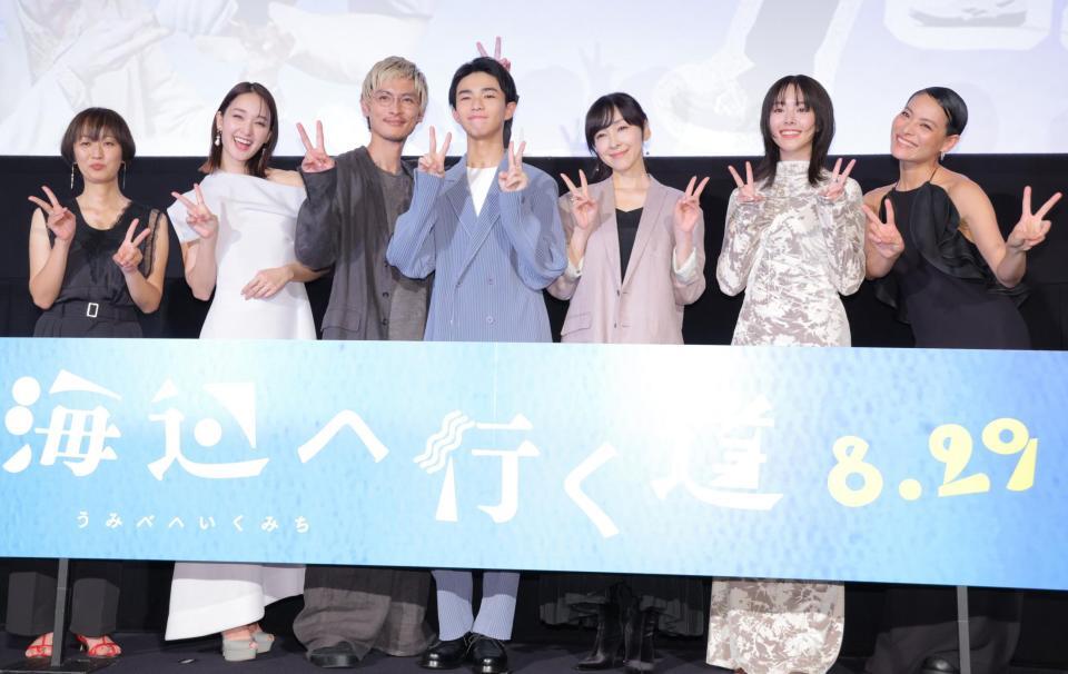 　ピースする（左から）横浜聡子監督、剛力彩芽、高良健吾、原田琥之佑、麻生久美子、唐田えりか、菅原小春（撮影・吉澤敬太）