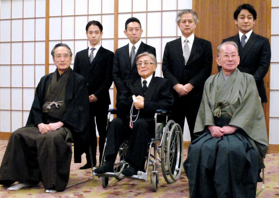 十三世片岡仁左衛門二十七回忌法要を行った（下段左から）片岡仁左衛門、片岡我當さん、片岡秀太郎さん（上段左から）片岡千之助、片岡孝太郎、片岡進之介、片岡愛之助＝２０２０年１月