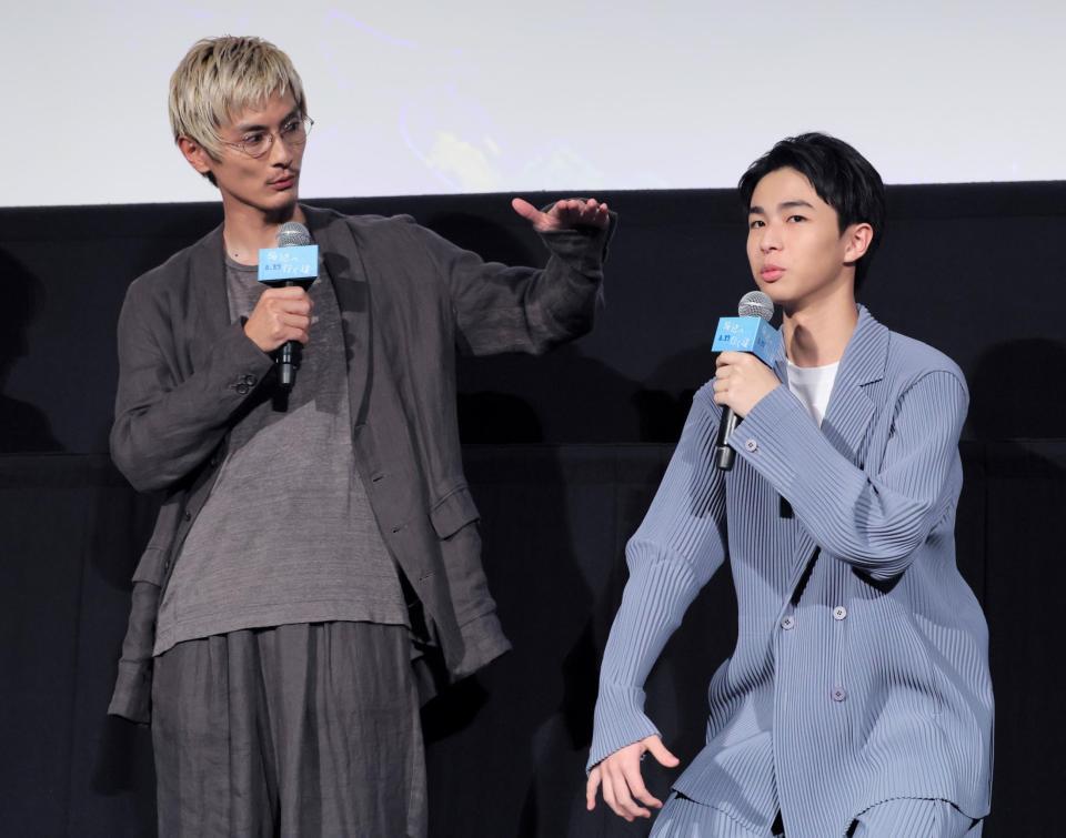 　高良健吾（左）と２年前はこんな身長だったと確認し合う原田琥之佑（撮影・吉澤敬太）