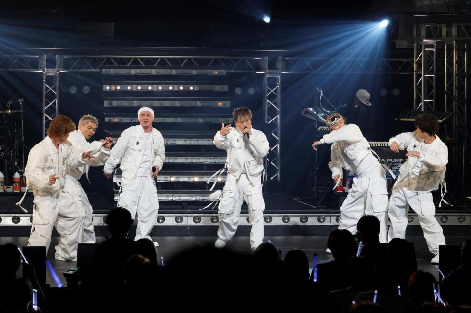 　ステージで暴れ回ったＤＡ　ＰＵＭＰの（左から）ＫＥＮＺＯ、Ｕ－ＹＥＡＨ、ＩＳＳＡ、ＫＩＭＩ、ＴＯＭＯ、ＹＯＲＩ