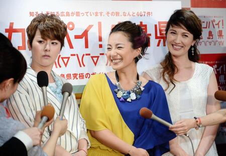 　イベント後の囲み会見に応じる（左から）遠野なぎこさん、三船美佳、山本モナ＝２０１５年６月