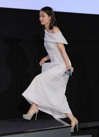 　登壇する剛力彩芽（撮影・吉澤敬太）