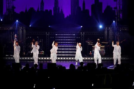 　ステージで熱いパフォーマンスを繰り広げたＤＡ　ＰＵＭＰの（左から）ＫＩＭＩ、Ｕ－ＹＥＡＨ、ＫＥＮＺＯ、ＩＳＳＡ、ＹＯＲＩ、ＴＯＭＯ