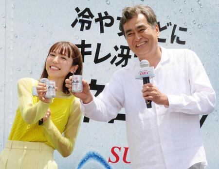 　乾杯する若槻千夏（左）と石原良純