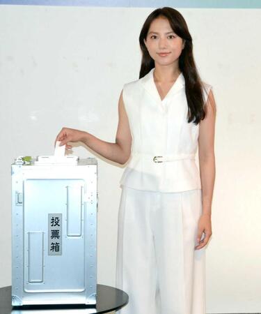 　模擬投票する清原果耶