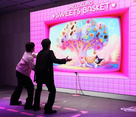 　ゲームを楽しむＪＯ１・川西拓実（左）と河野純喜（撮影・佐々木彰尚）