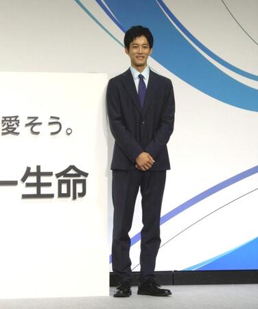 　写真に応じる松坂桃李