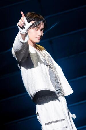 　パフォーマンスを行う中島健人（撮影・田中聖太郎）