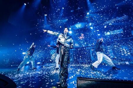 　パフォーマンスを行う中島健人（中央）＝撮影・田中聖太郎