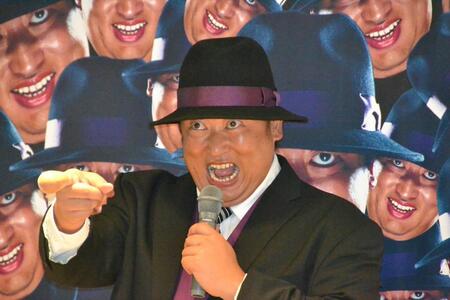 　「笑ゥせぇるすまん」配信“ドーン！”記念イベントに登場した秋山竜次