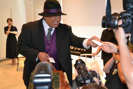 　「笑ゥせぇるすまん」配信“ドーン！”記念イベントで報道陣に名刺を配る秋山竜次