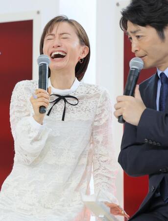 　安田顕（右）の発言に爆笑する松本まりか（撮影・吉澤敬太）