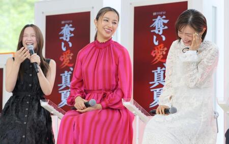 　森香澄（左）からサツマイモに凝っていることを明かされ照れる松本まりか（右）。中央は高橋メアリージュン（撮影・吉澤敬太）