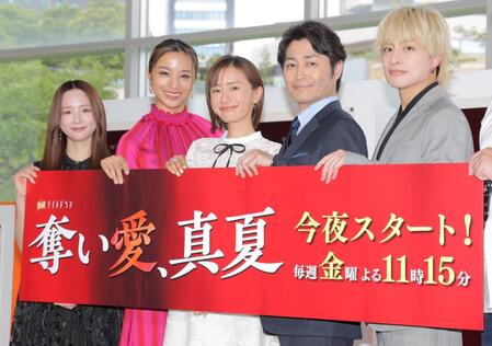 　笑顔を見せる（左から）森香澄、高橋メアリージュン、松本まりか、安田顕、白濱亜嵐（撮影・吉澤敬太）