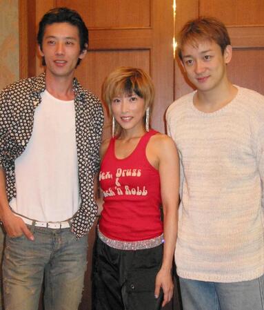 　２００３年５月、（左から）大浦龍宇一、ＹＵ－ＫＩ、山本耕史