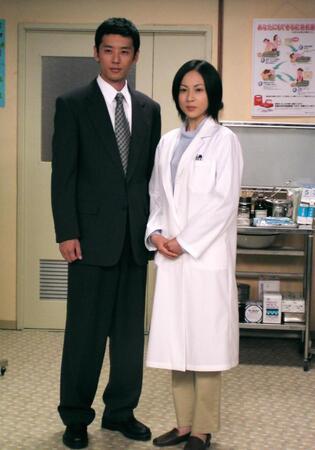 　２００４年６月、ドラマ「女医」会見で。木内晶子と大浦龍宇一