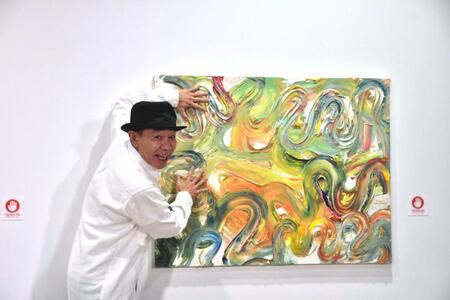 　触って楽しめる自身の作品をアピールする木梨憲武