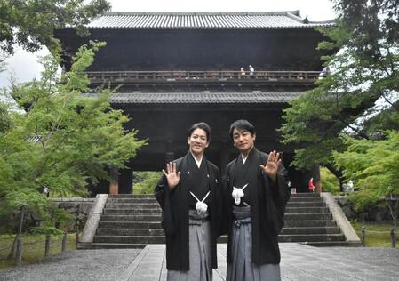 　京都・南禅寺の三門前に立つ（左から）尾上右近、片岡愛之助